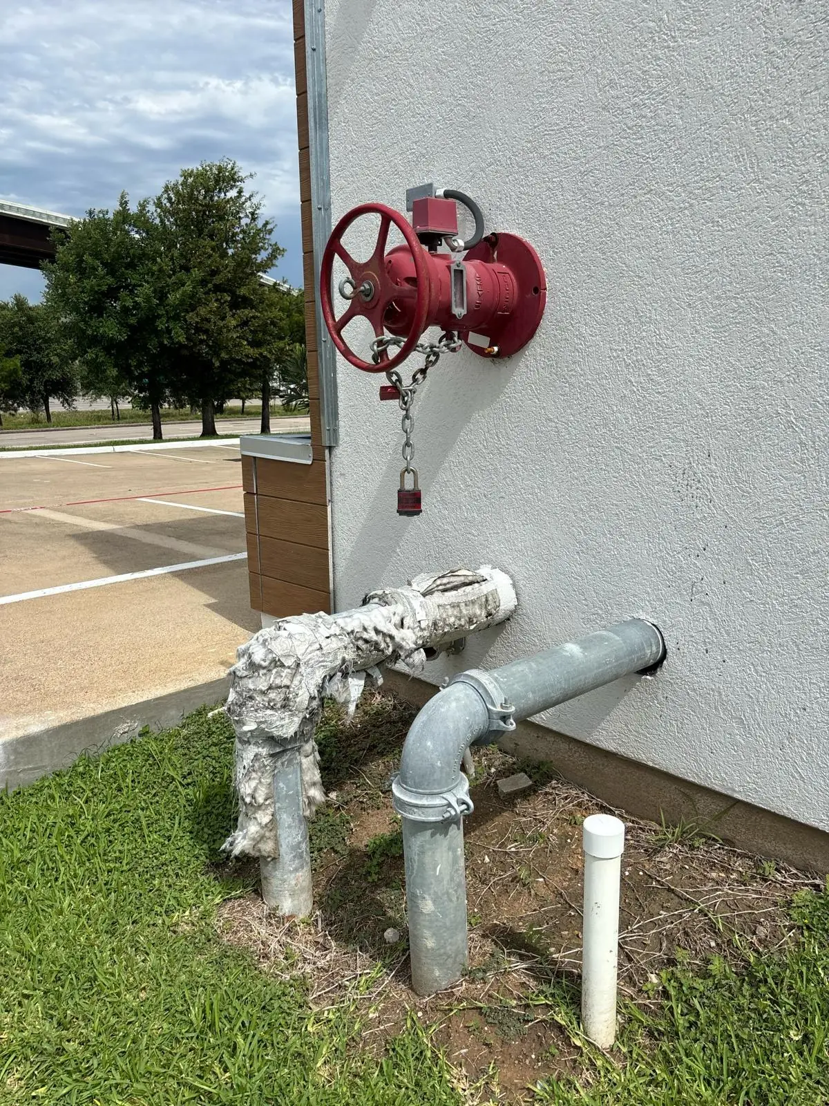 Outdoor sprinkler valve and fire department connection outside a commercial building